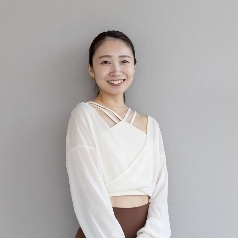 トレーナー［氏名A］の胸上写真（背景無地）